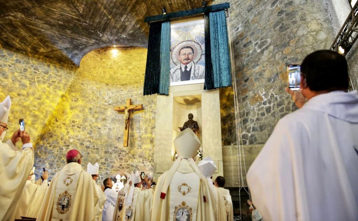 El papa Francisco fue quien firmó el decreto de canonización del beato José Gregorio Hernández. Ya podemos llamarlo San José Gregorio Hernández. EFE / VANGUARDIA