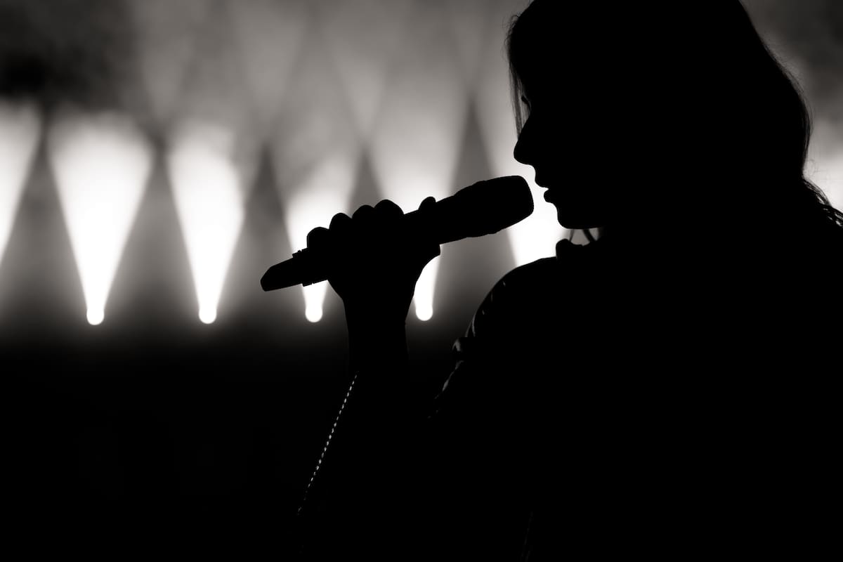 Hiva Seyfizadeh, la cantante iraní condenada a prisión por actuar ante hombres