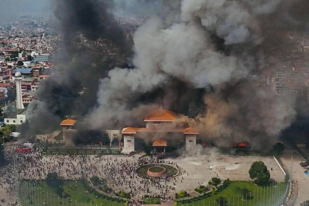 Muere esposa de exprimer ministro de Nepal tras ser quemada por manifestantes