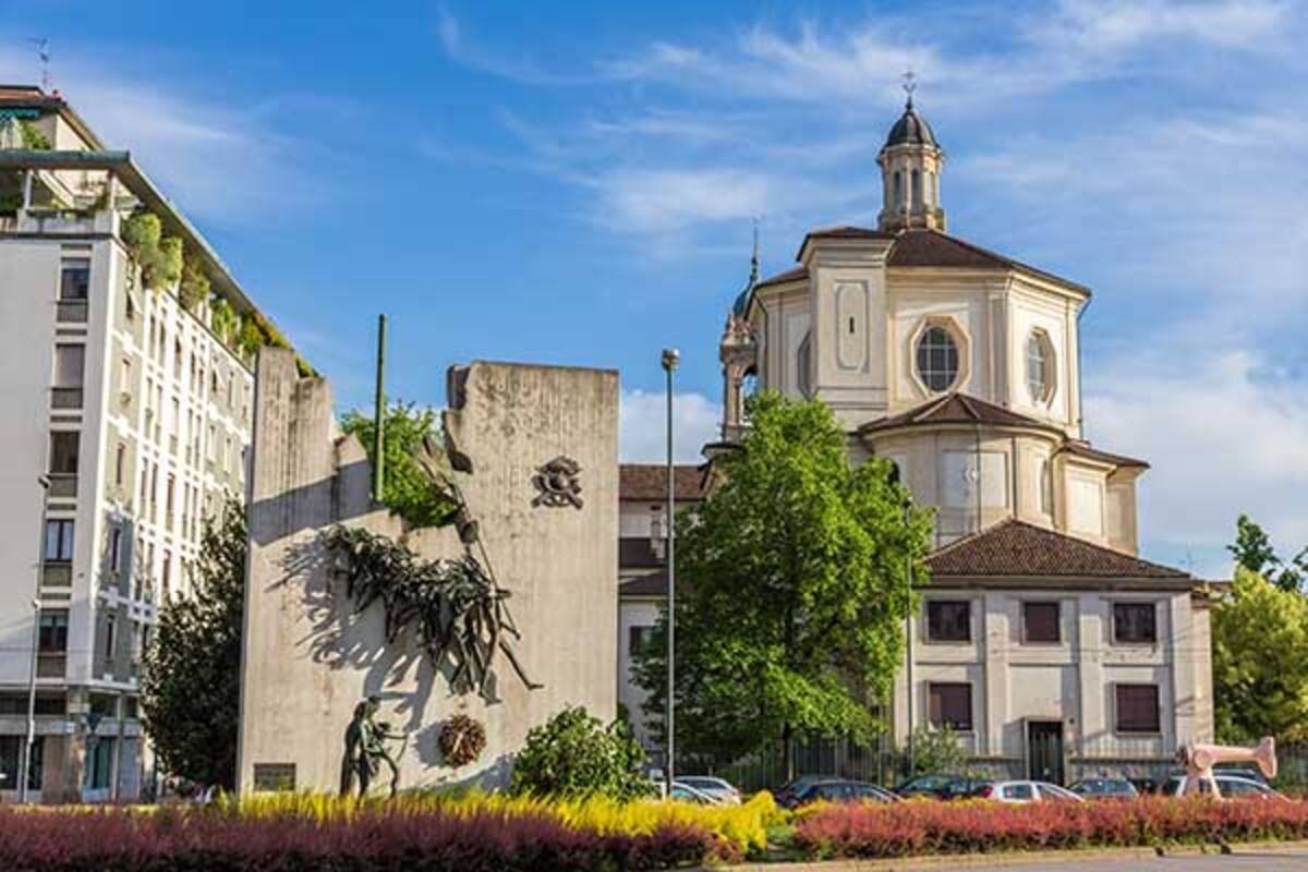 Entre sus paredes guarda un encanto único que la ha hecho poseedora y reconocida como la Capilla de los Huesos de Milán // milantips.com.
