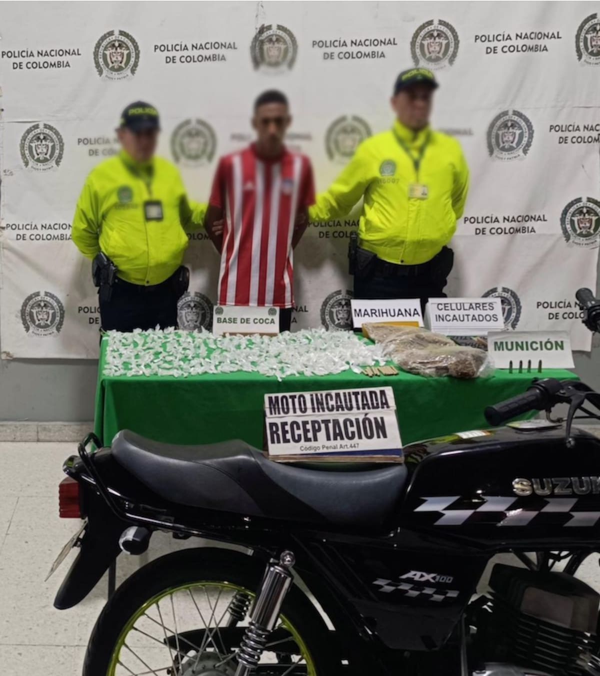 Momentos en el cual el sujeto capturado era conducido hasta la URI der la Fiscalía General de la Nación.// //Cortesía Policía Mebar.