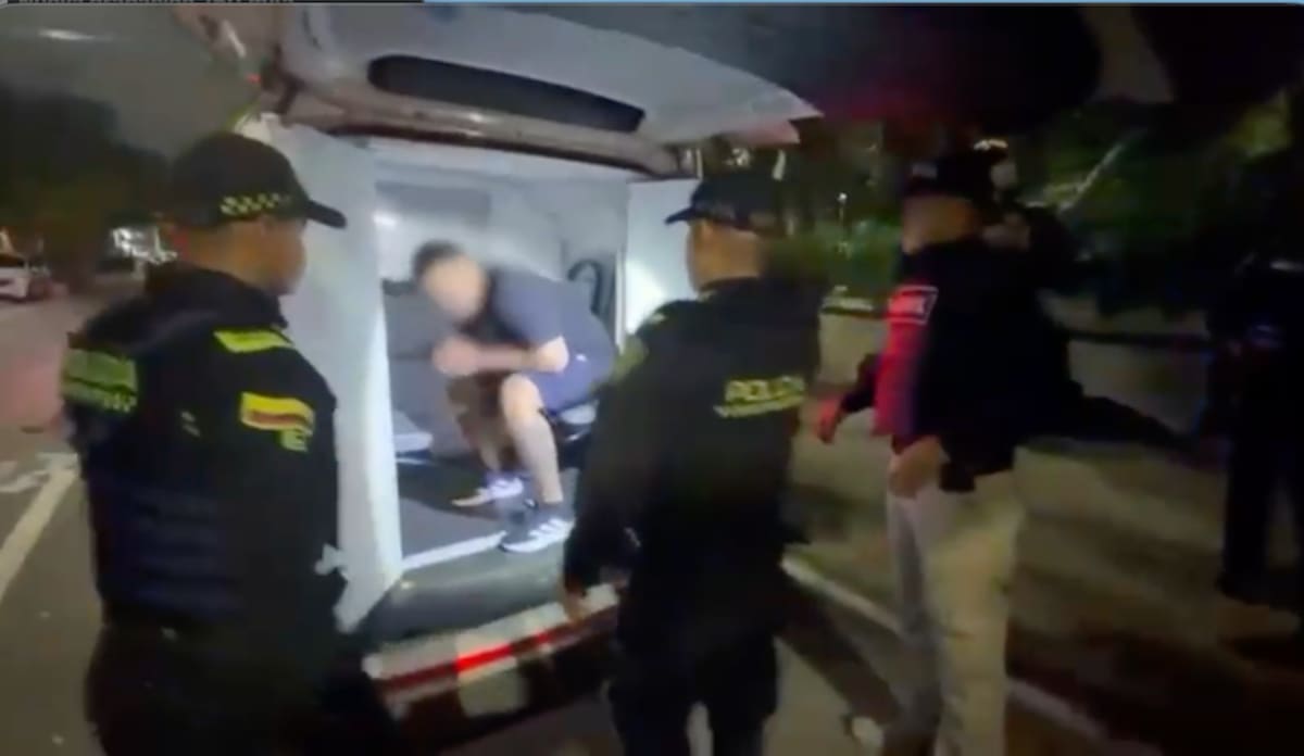 Momentos en que el ecuatoriano Galo Javier Suárez Román, alias ‘Gato Negro’, era llevado ante las autoridades competentes tras su captura en el norte de Barranquilla. //Cortesía Policía Nacional.
