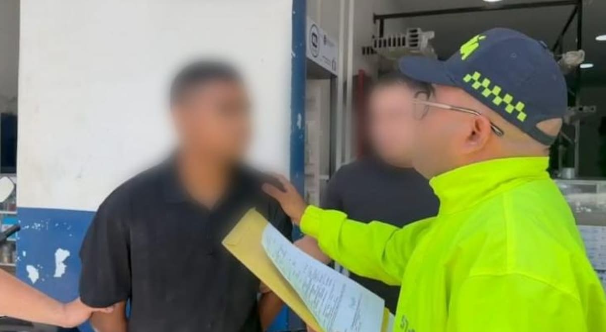 Miembros de la Policía Nacional y del CTI de la Fiscalía leen sus derechos alias 'El Nene' tras capturado en la ciudad de Santa Marta.//Cortesía Policía Mebar.