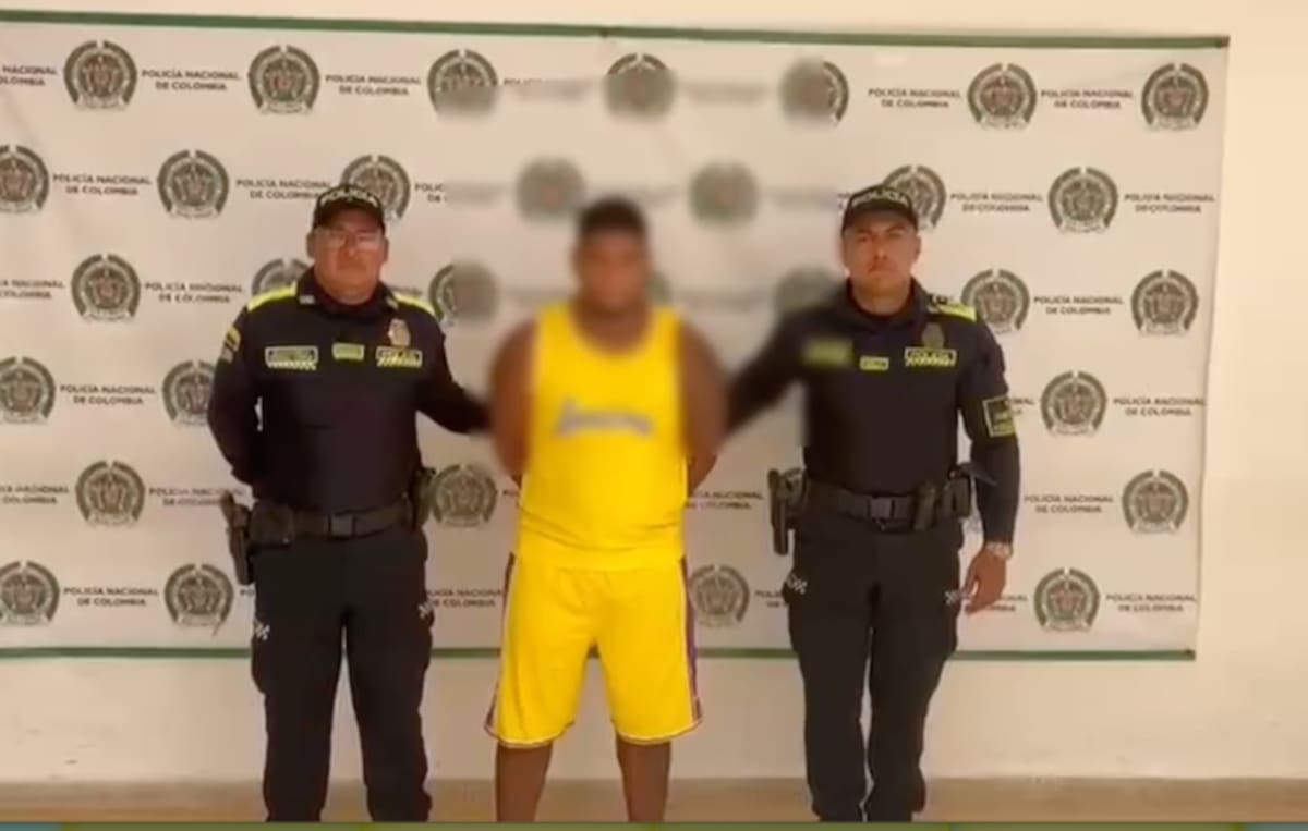A alias ‘Ñoño’, presunto integrante del grupo Bloque Resistencia Caribe, le hallaron en su poder un arma de fuego, droga y panfletos extorsivos.//Cortesía Policía Atlántico.