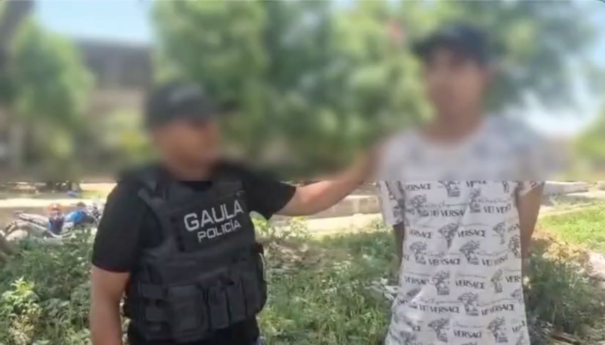 Momentos en que un miembro del Gaula de la Policía hace efectiva la captura de uno de los presuntos extorsionistas perteneciente a las bandas criminales que operan en Barranquilla y su área metropolitana.//Cortesía Policía Mebar.