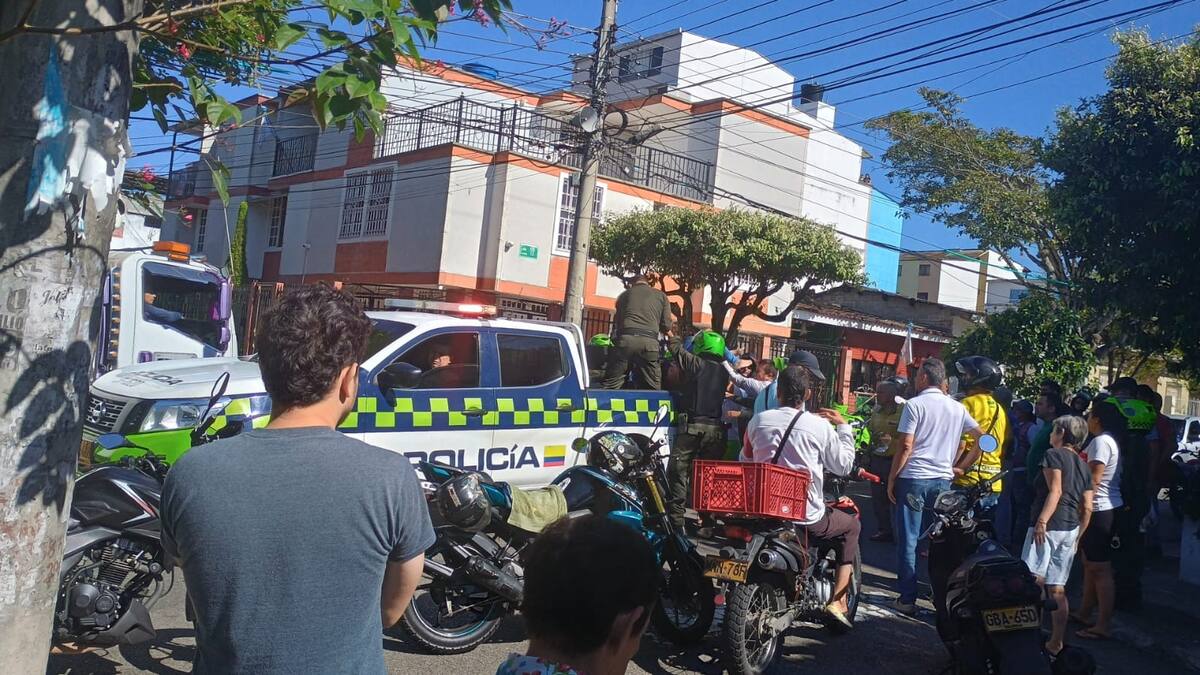 La Policía capturó al presunto feminicida, luego de que la comunidad lo agrediera. //Qhubo Bucarmanga