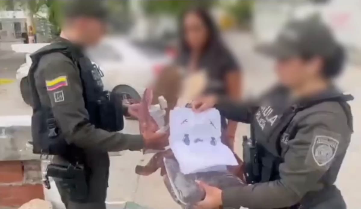 Durante uno de los operativos realizados por las autoridades capturaron a una mujer con panfletos alusivos a la banda criminal ‘Los Costeños’.//Cortesía Policía Mebar.