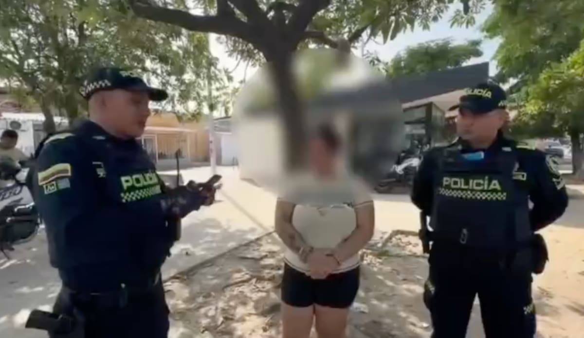 Momento en el cual miembros del Gaula de la Policía hacen la captura de una de las mujeres integrantes de las organizaciones criminales que operan en Soledad y Barranquilla.//Cortesía Policía Mebar.