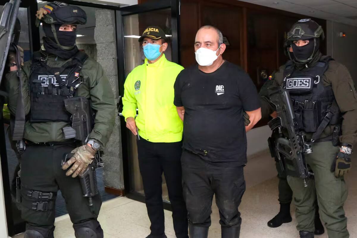 El número uno de la banda criminal del Clan del Golfo, Dairo Antonio Úsuga David (c), alias "Otoniel", mientras es escoltado por agentes de policía en Bogotá. //EFE