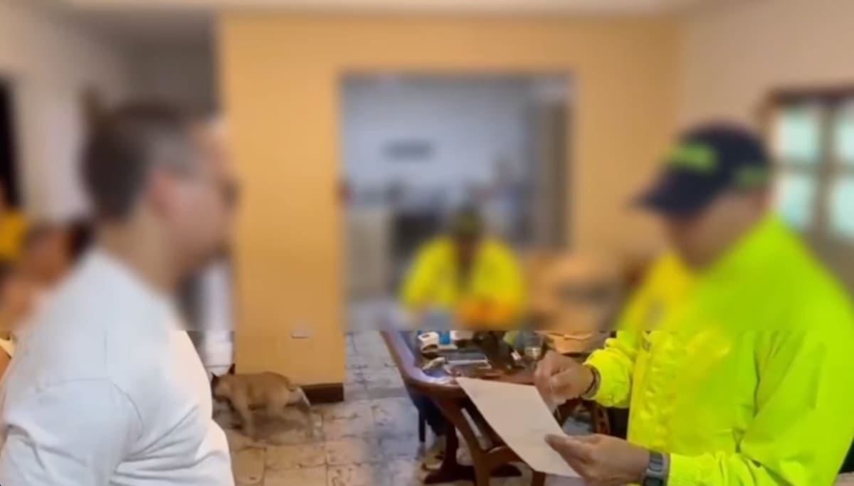 Momentos que se hizo la captura de alias ‘Herber’ en su residencia en el barrio San Felipe de Barranquilla como presunto delincuente por el delito de violación de datos personales.//Cortesía Policía Mebar.