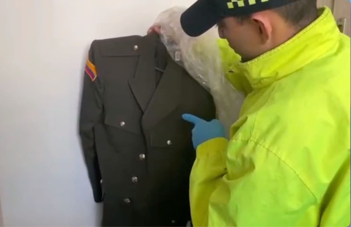 Durante el operativo fueron incautadas prendas de uso policial, uniformes y chalecos reflectivos.//Cortesía Policía Mebar.