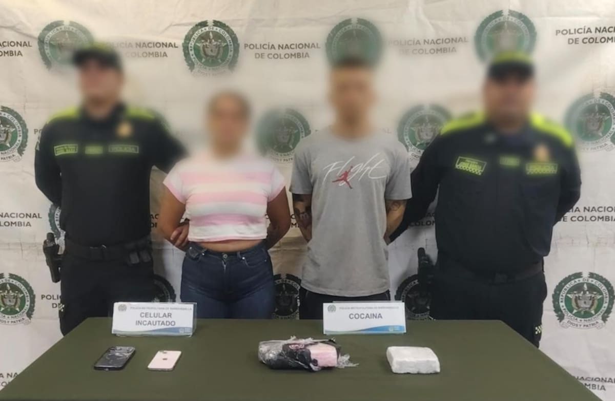 Alias ‘Heidy’ y a su cómplice, luego de ser capturados durante el allanamiento realizado en el barrio Lucero de Barranquilla, fueron llevados a la URI de la Fiscalía.//Cortesía Policía Mebar.