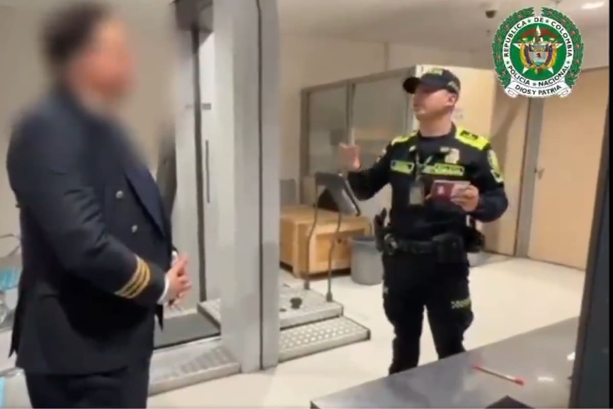 Video: usando uniforme de piloto de aerolínea comercial pretendía viajar con droga en su cuerpo