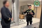 Video: usando uniforme de piloto de aerolínea comercial pretendía viajar con droga en su cuerpo