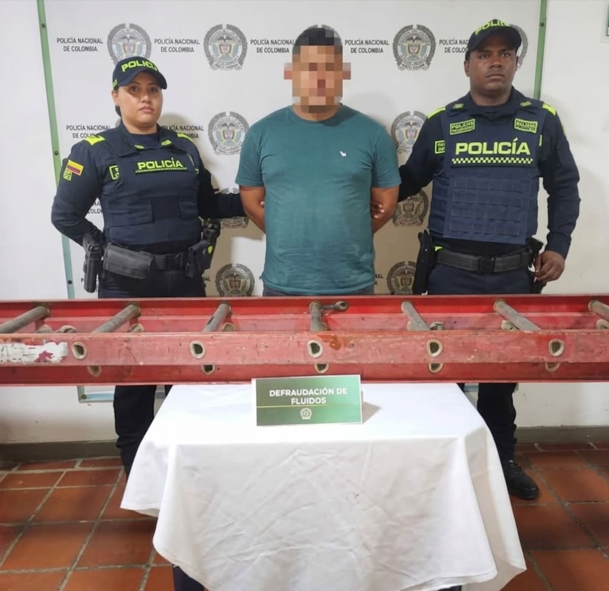 Este sujeto fue capturado cuando manipulaba redes eléctricas en el corregimiento de Campeche, Atlántico.//Cortesía Air-e.