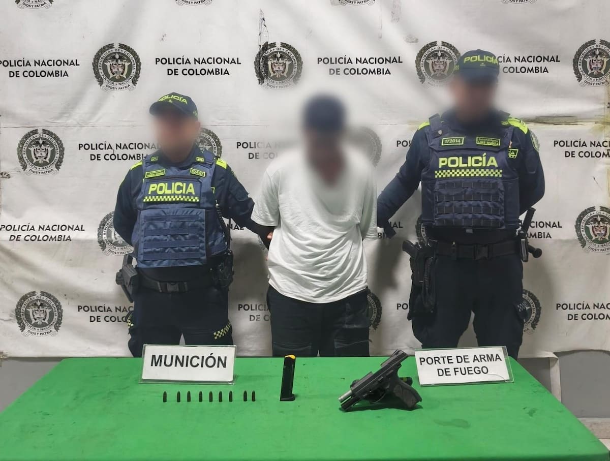 Joven capturado por la Policía durante una requisa en el barrio El Ferry, en Barranquilla. //FOTO: SUMINISTRADA POR POLICÍA MEBAR.