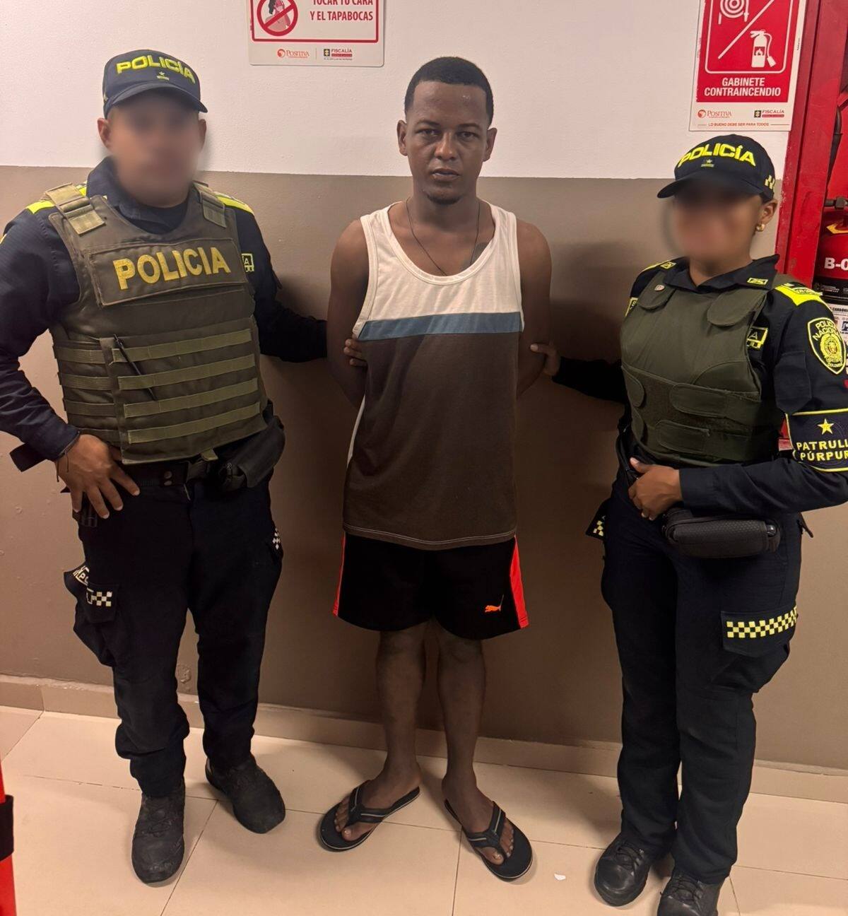El capturado, presenta anotaciones judiciales por los delitos de hurto, hurto agravado, porte ilegal de armas de fuego, violencia contra servidor público y daño en bien ajeno.
