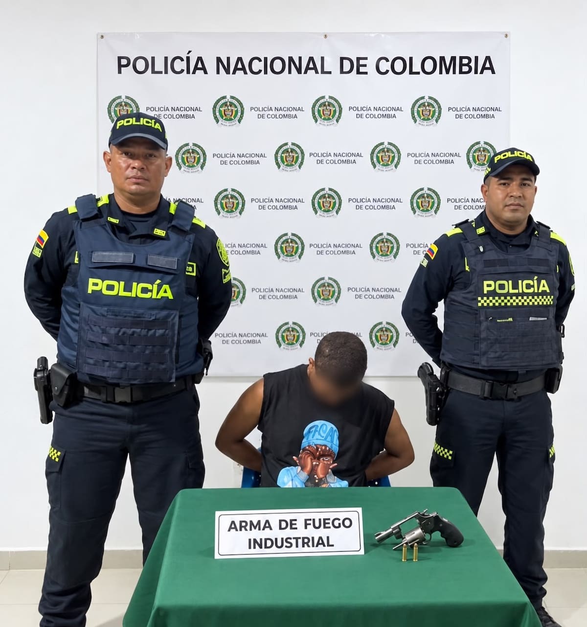 ‘Kike’, de 27 años, fue capturado durante un operativo policial en el barrio La Candelaria, en Cartagena. //FOTO: POLICÍA METROPOLITANA DE CARTAGENA.