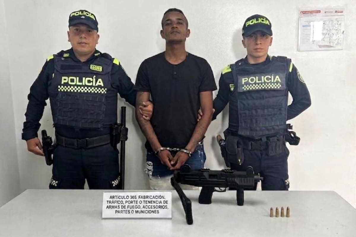 Este sujeto fue capturado en el municipio de Soledad, a quien se le encontró en su poder una Mini Uzi con municiones.//Cortesía Policía Mebar.