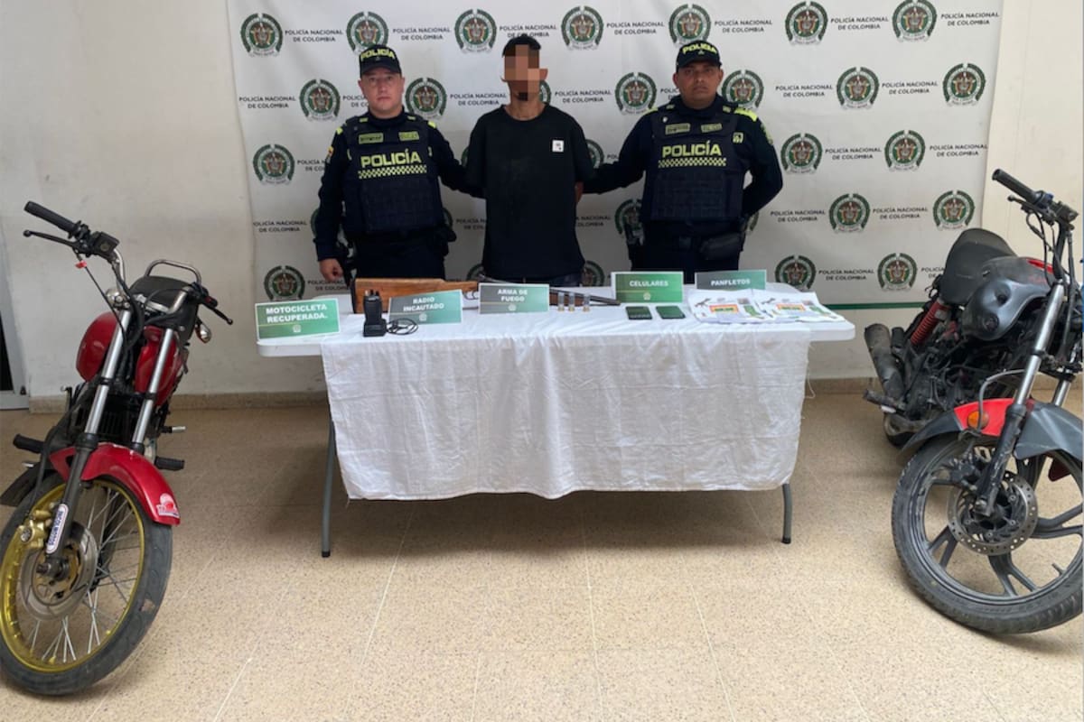 La oportuna reacción de la Policía permitió la captura de hombre, la incautación de un arma de fuego, cartuchos, dos celulares y dos motocicletas en las que se movilizaban los sospechosos, presuntamente perteneciente a la banda criminal ‘Los Costeños’.//Cortesía Policía Atlántico.
