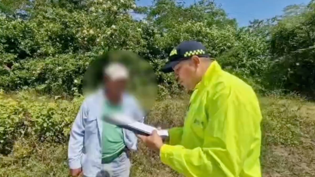 Momento en un miembro de la Policía Nacional hace efectiva la captura de un hombre que presuntamente abusó de su hijastra.//Cortesía Policía Atlántico.
