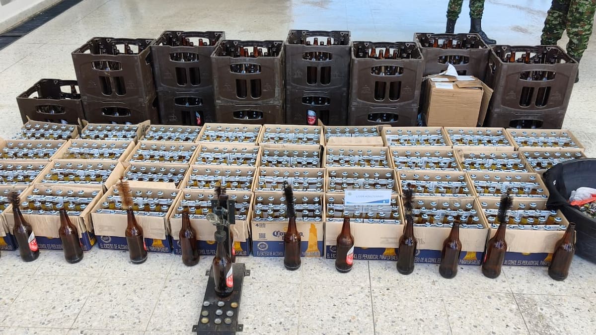 La PolicíaNacional incautó 1.585 cervezas y elementos que serían utilizados para su reenvasado. // FOTO: POLICÍA METROPOLITANA DE VALLEDUPAR.