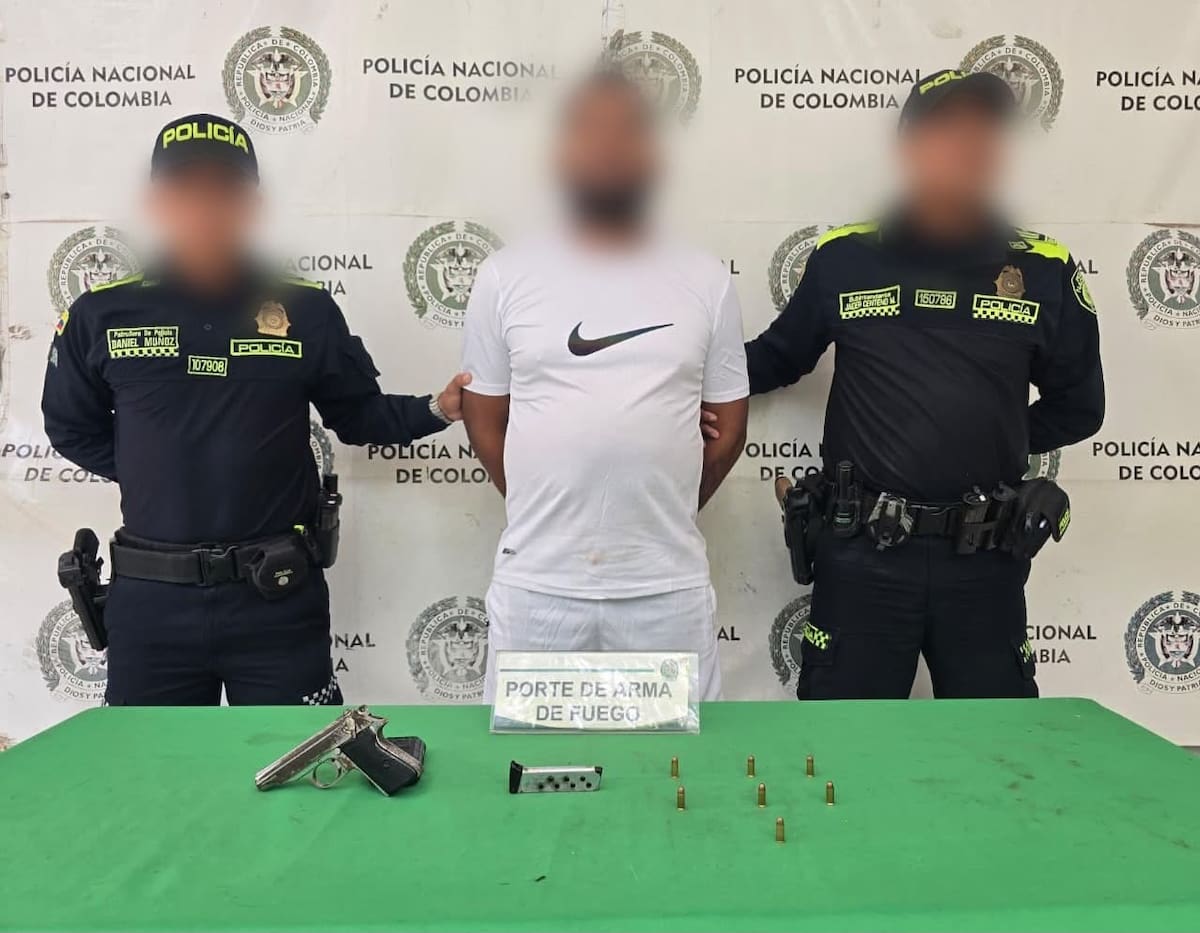 El capturado fue dejado a disposición por el delito relacionado con el porte o tenencia del arma de fuego y las municiones incautadas. //FOTO: POLICÍA NACIONAL.