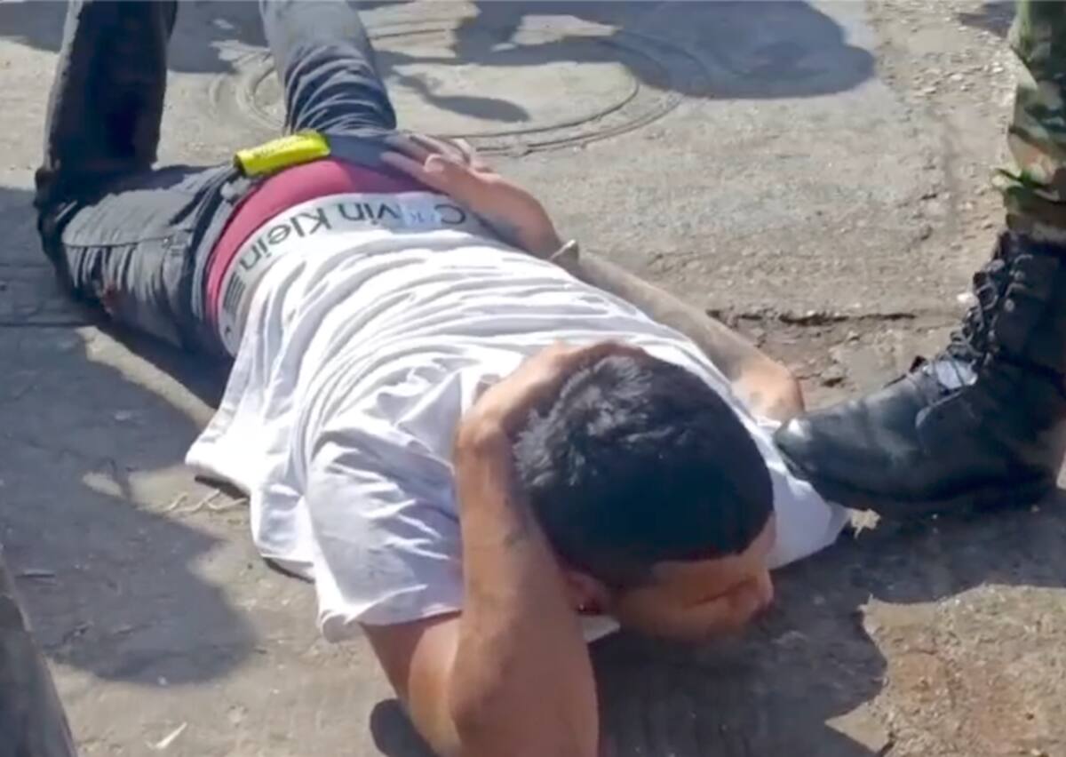 Este es uno de los presuntos sicarios que fue capturado por miembros del Gaula del Ejército nacional que estaba cerca del atentado criminal.//Cortesía Red de Cooperantes.