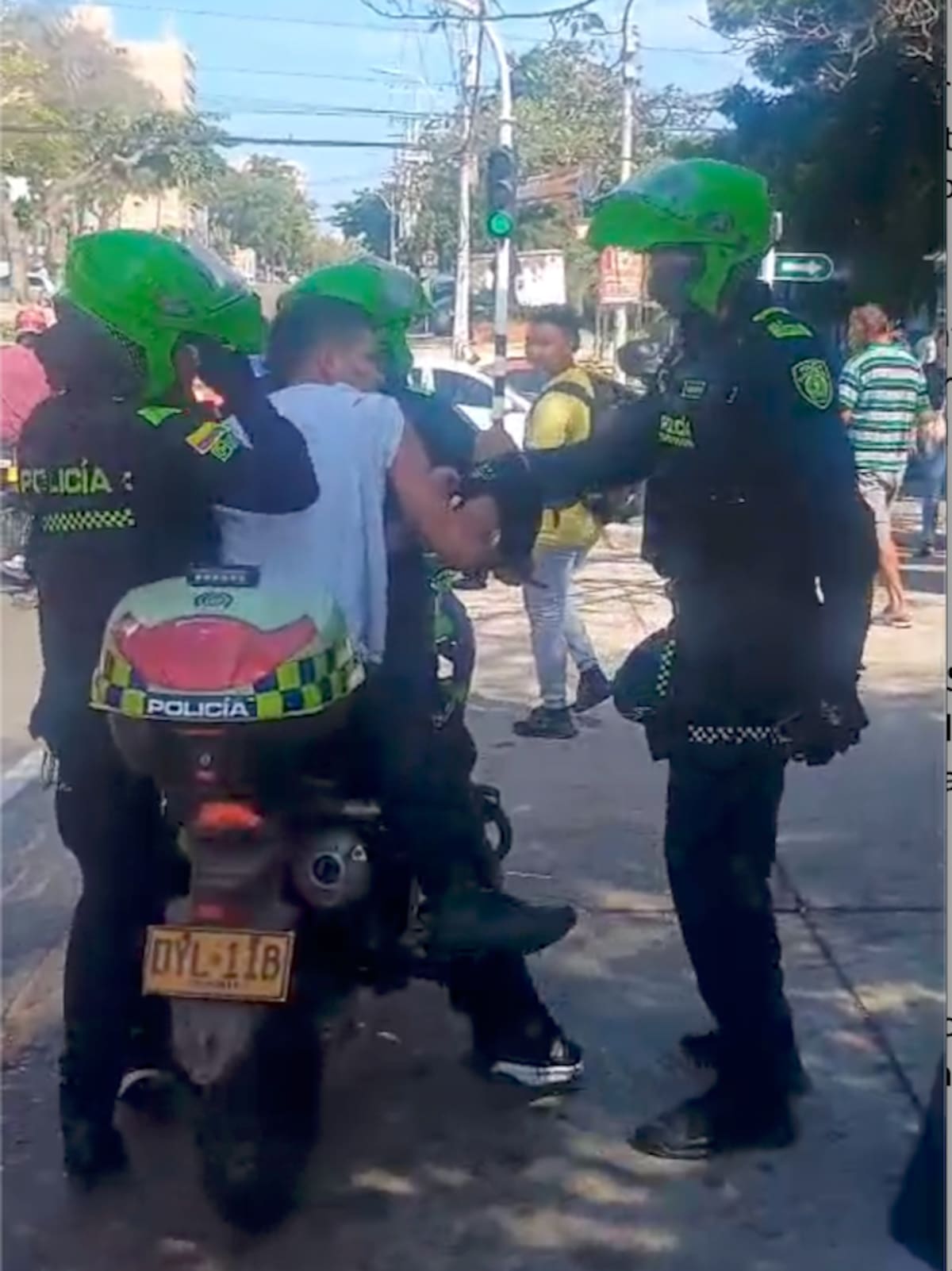 Uno de los presuntos sicarios es llevado por miembros de la Policía hasta un centro asistencial, luego de que saliera herido durante el atentado en el norte de Barranquilla.//Cortesía Red de Cooperantes.