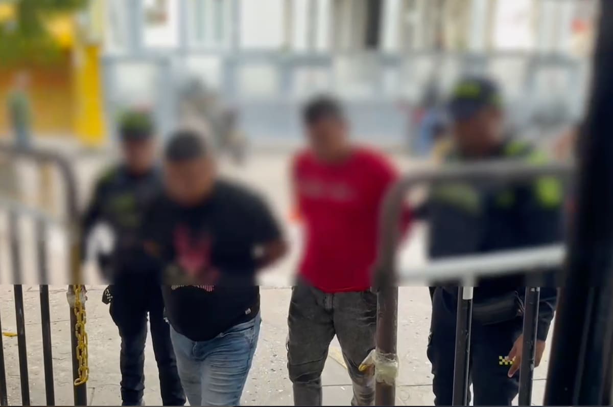 Los dos sujetos, que habrían lanzado un artefacto explosivo en la urbanización Caribe Verde de Barranquilla, fueron puestos a disposición de las autoridades.//Cortesía Policía Mebar.