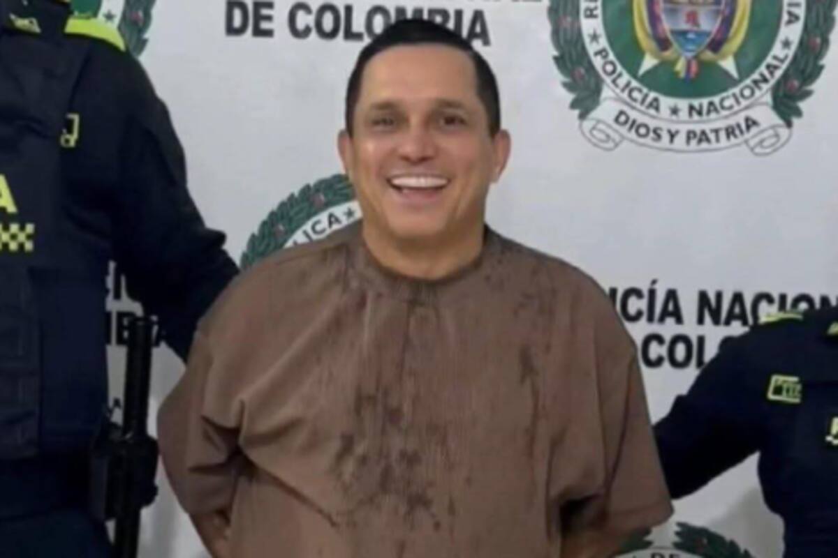 Le disparó a su esposa, lo capturan y salió sonriendo en la foto con la Policía