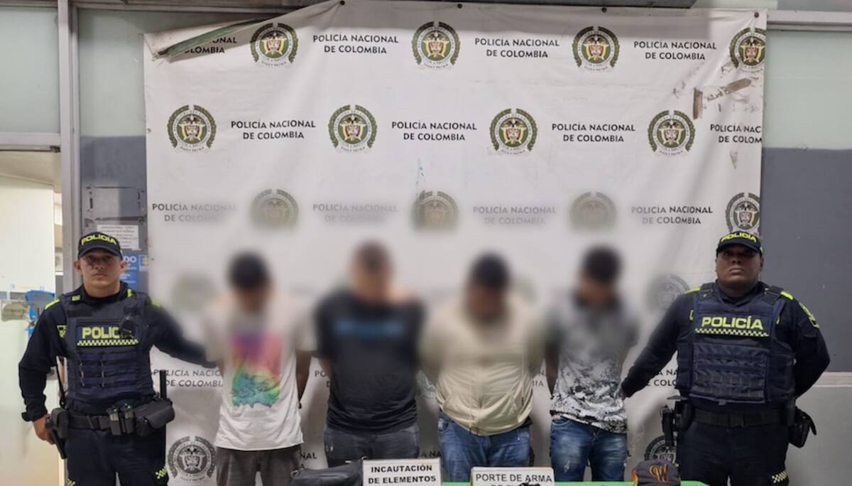 Los cinco presuntos miembros de 'los Costeños' fueron llevados a la URI de la Fiscalía//Cortesía Policía Mebar.