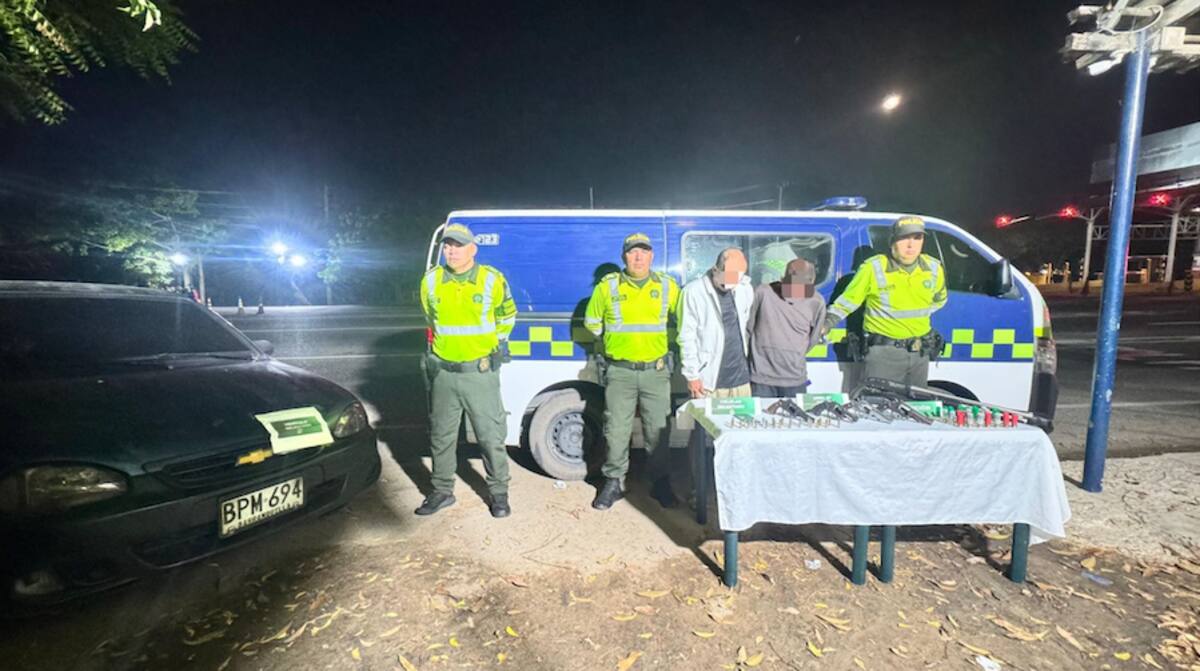 El operativo donde cayeron dos sujetos con cinco armas de fuego y 52 cartuchos se hizo en la vía que comunica a Galapa con Malambo, Atlántico.//Cortesía Policía Atlántico.