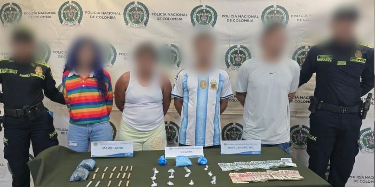 Ellos son alias ‘La Negra’, ‘La Pintura’, ‘Dany’, y ‘Rubencho’, quienes fueron capturados en Barranquilla por presuntamente estar dedicados a la venta de sustancias alucinógenas.//Cortesía Policía Mebar.