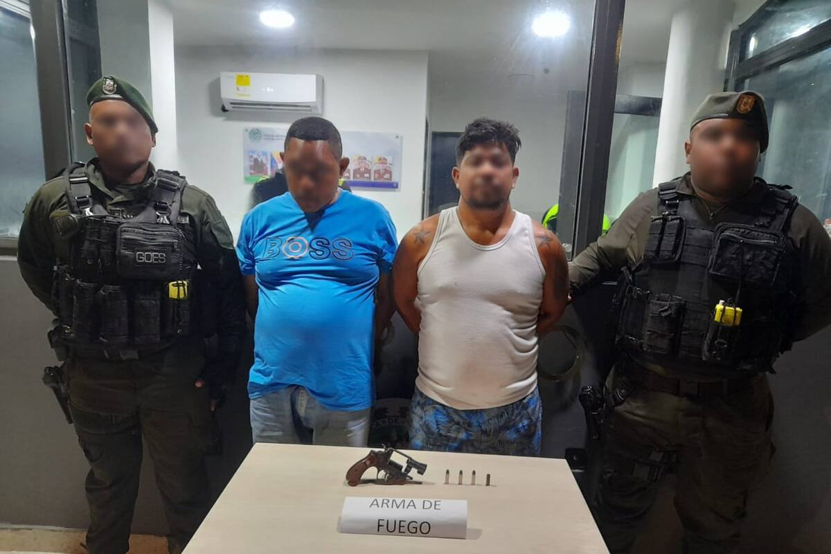 Capturan en flagrancia al ‘John’ y al ‘Tovy’ con un revólver en un taxi