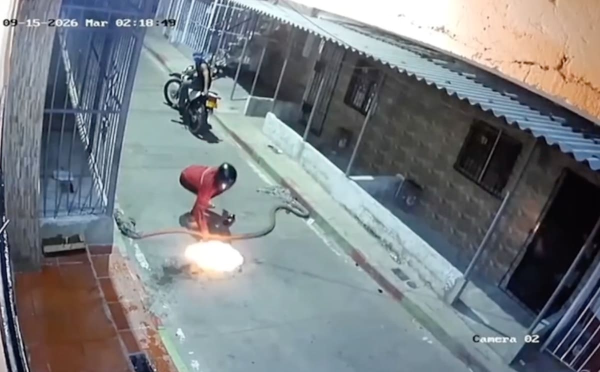Las acciones intimidatorias contra comerciantes habrían quedado registradas en cámaras de video cuando incendiaron la fachada de una de las tiendas de las víctimas que estaban siendo extorsionadas.//Cortesía Policía Mebar.