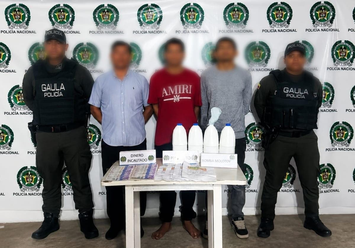 Los hoy capturados estarían involucrados en el cobro de extorsiones a propietarios de establecimientos comerciales en Barranquilla. //FOTO: POLICÍA METROPOLITANA DE BARRANQUILLA.