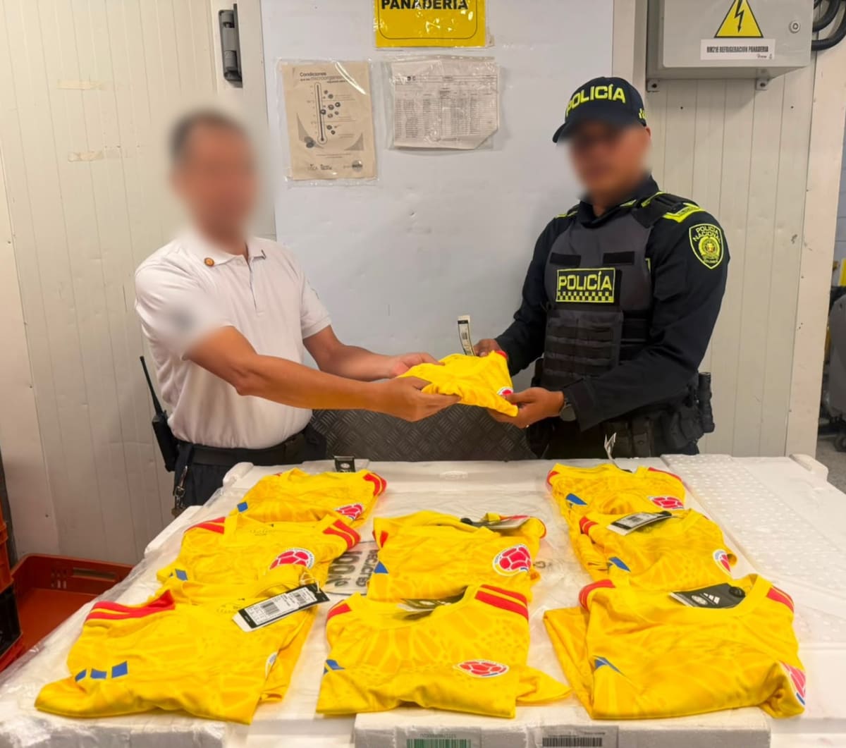 Camisetas alusivas a la Selección Colombia fueron recuperadas tras hurto. // FOTO: SUMINISTRADA POR POLICÍA NACIONAL.