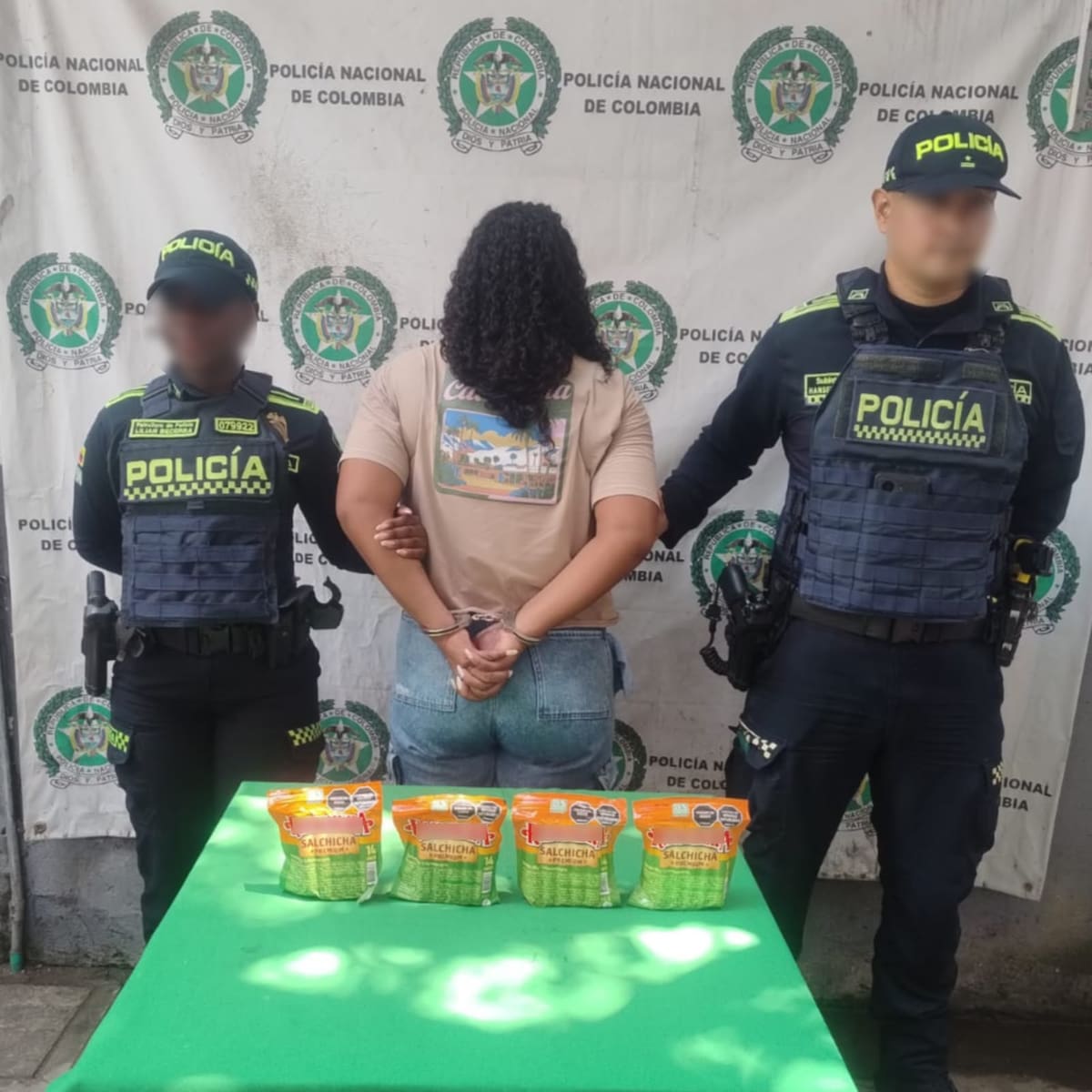 ‘Scarlet’, una mujer de 34 años y de nacionalidad venezolana, señalada de intentar llevarse diez paquetes de salchichas en El Carmelo. // FOTO: POLICÍA NACIONAL.