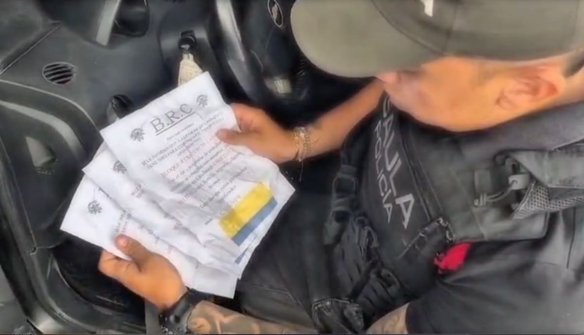 Estos panfletos fueron hallados por la Policía en el vehículo que utilizaban para desplazarse los presuntos extorsionistas de ‘Los Costeños’.//Cortesía Policía Mebar.