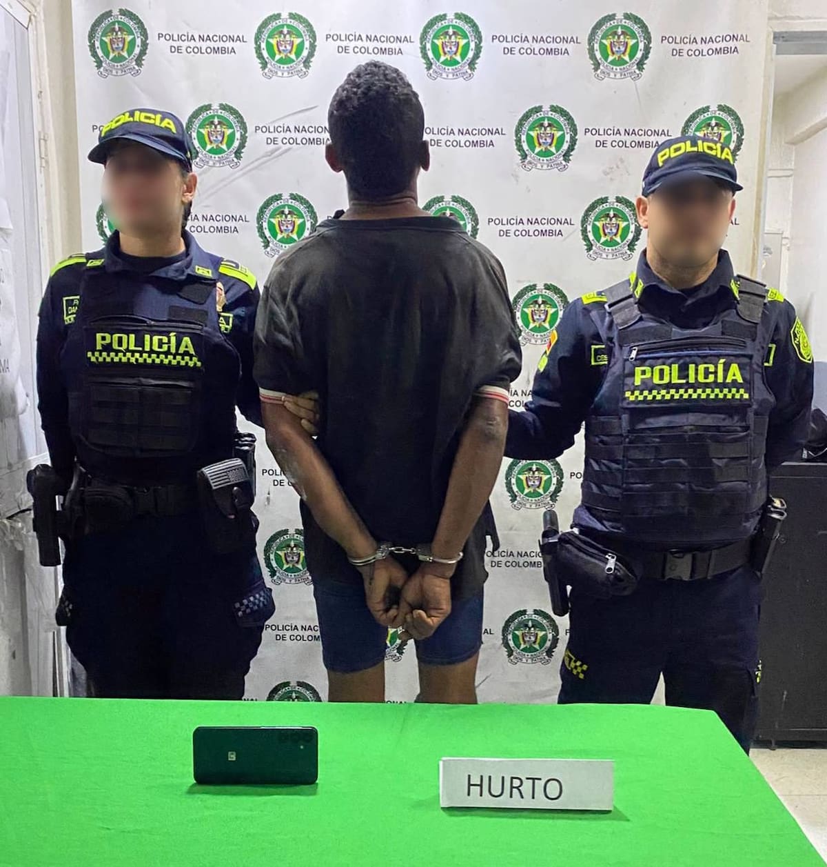 Los dos hombres fueron detenidos luego de presuntamente arrebatar celulares a dos mujeres y tratar de escapar en motocicleta. //FOTO: POLICÍA NACIONAL.