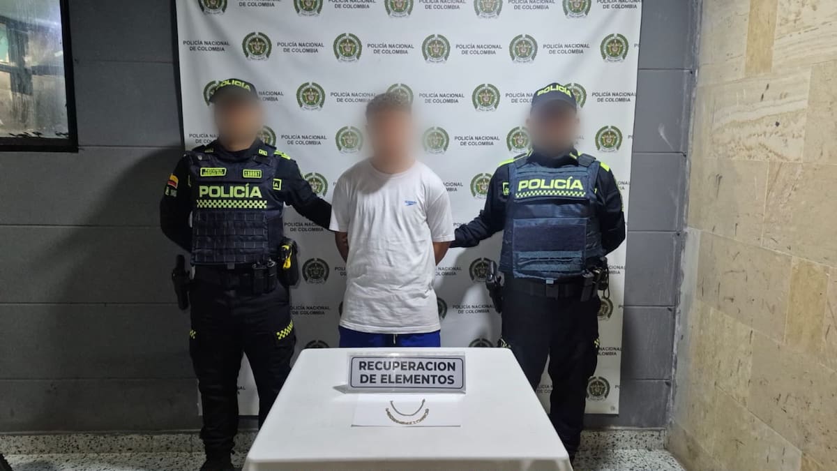 Alias ‘Junior’ fue capturado en inmediaciones de la avenida Daniel Lemaitre, en Cartagena, luego de que un turista lo señalara por el presunto hurto de dos pulseras de oro. //FOTO: POLICÍA MECAR.