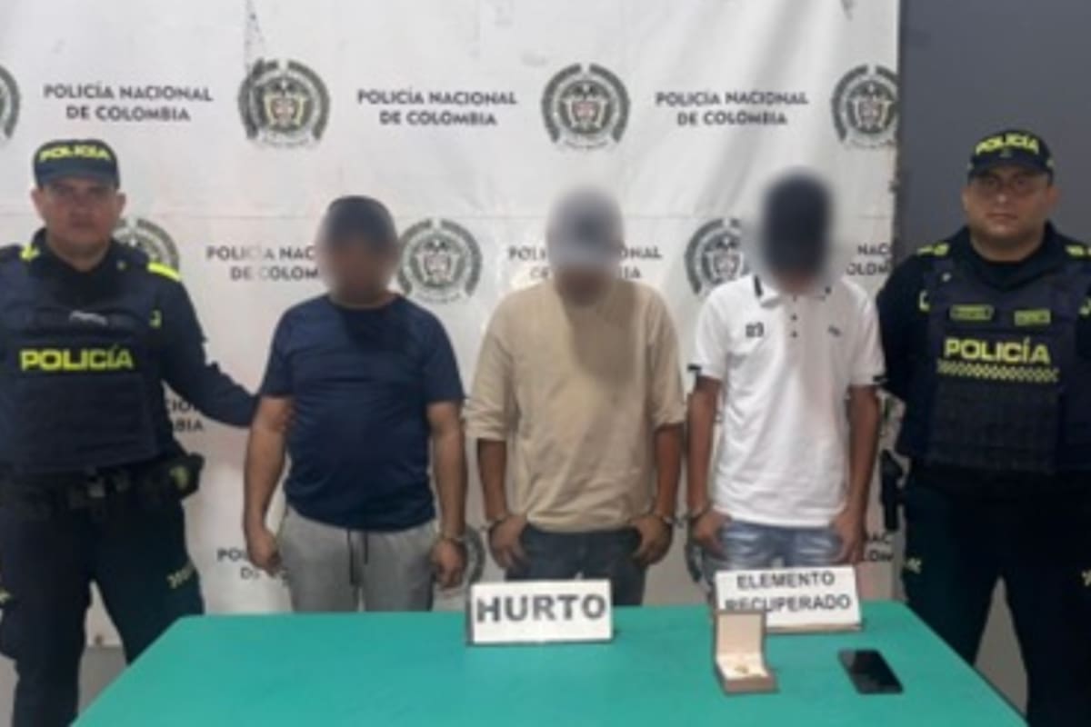 Policía capturó a 3 sujetos después robar elementos de valor de un carro