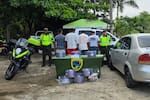 4 capturados por saquear un camión accidentado en la vía Mamonal-Gambote