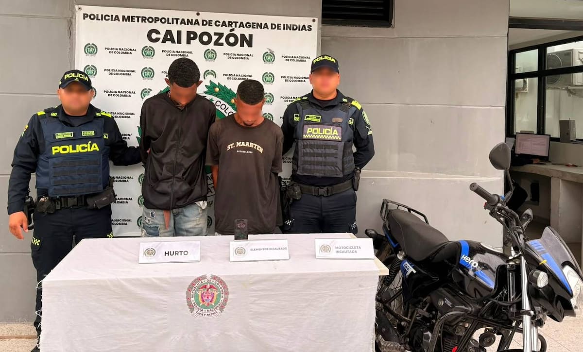Capturan a dos presuntos atracadores y recuperan un iPhone robado en El Pozón.