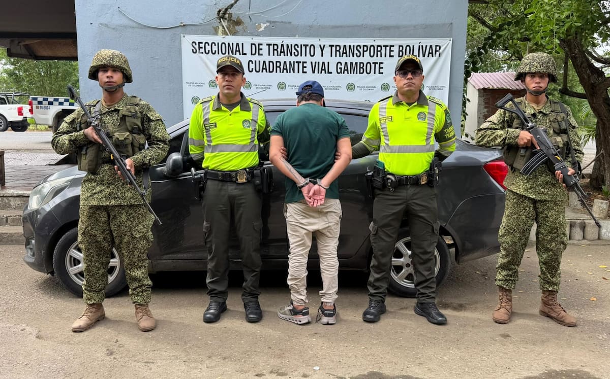 Capturan a hombre que se movilizaba en un carro reportado como robado en la vía San Onofre-Cartagena. //Foto: Policía de Bolívar