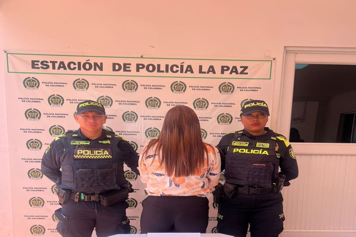 ¡La descubrieron! Mujer intentó ingresar droga oculta en zapatos a estación de Policía