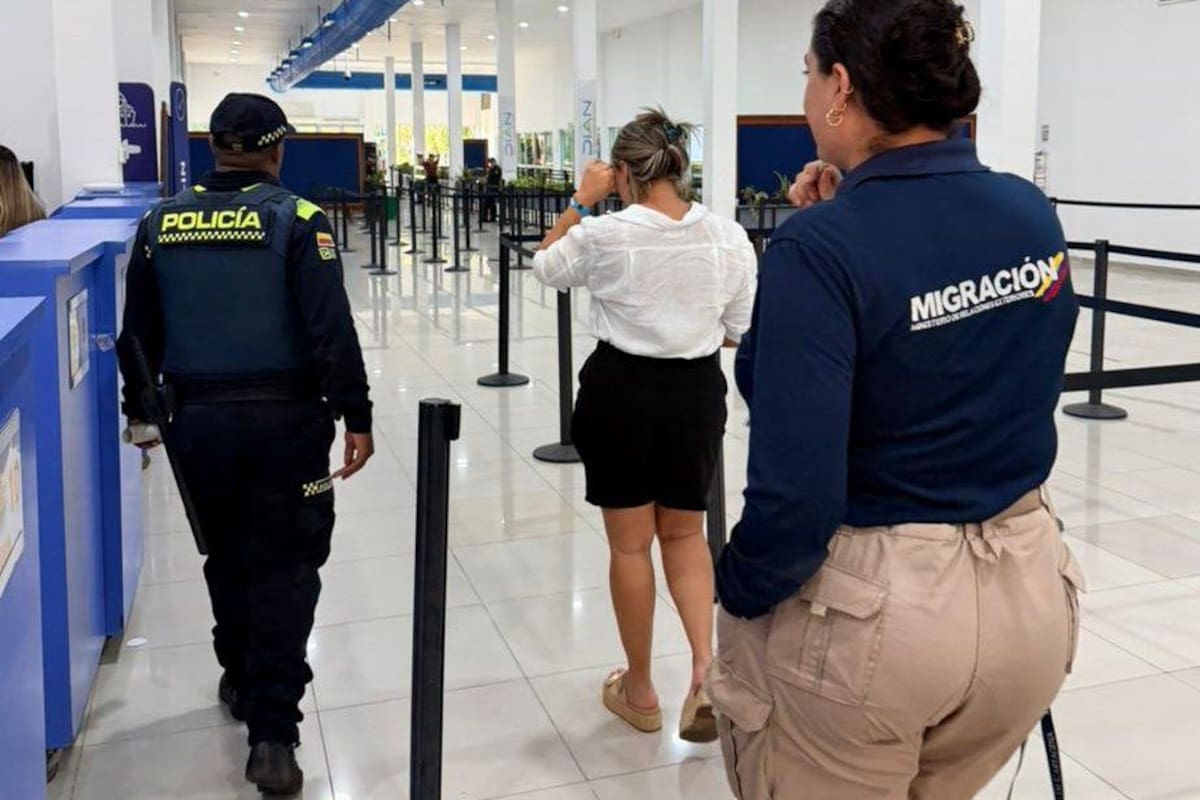 ¡En pleno embarque! Sorprenden a mujer con su hijo con falso permiso en Cartagena