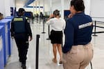 ¡En pleno embarque! Sorprenden a mujer con su hijo con falso permiso en Cartagena