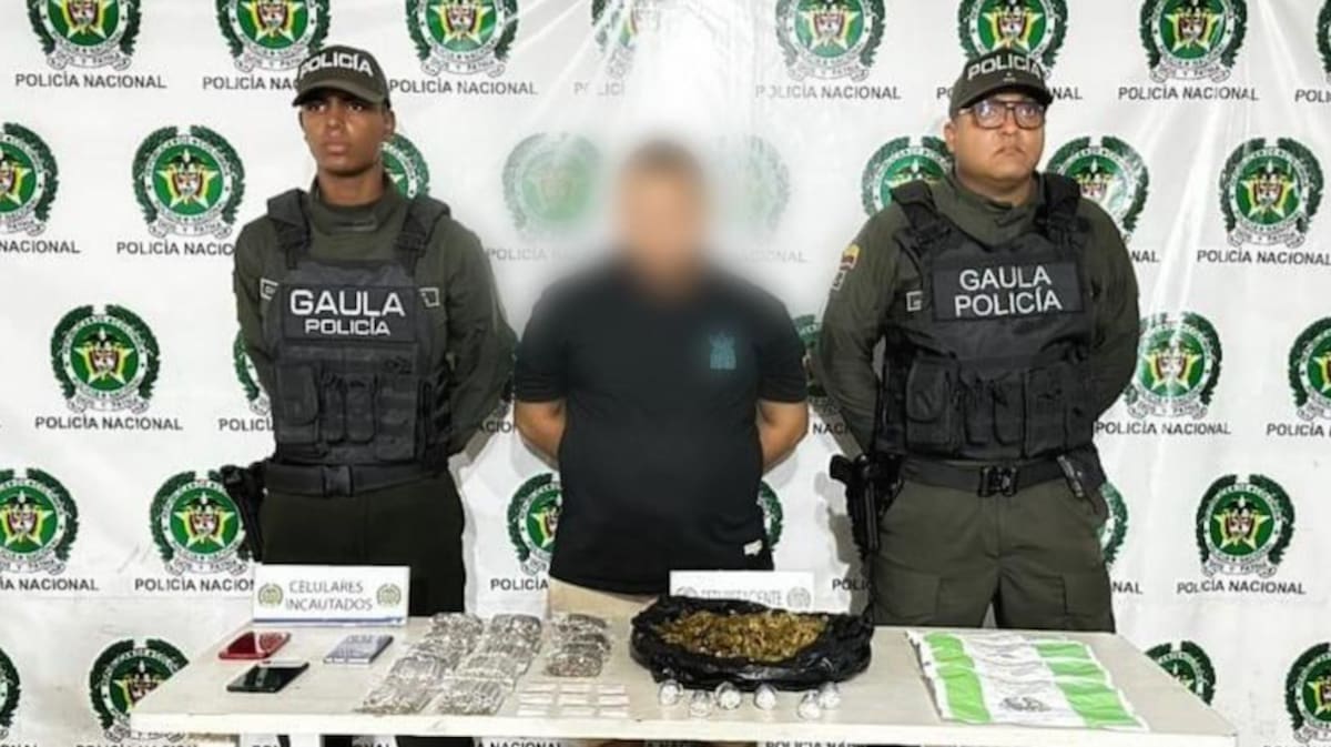 Las autoridades indicaron que durante los operativos contra ‘Los Costeños’ fueron incautados panfletos extorsivos, 500 dosis de estupefacientes, celulares y dinero en efectivo, al parecer producto de cobros extorsivos.//Cortesía Policía Mebar.